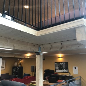 Mezzanine - vue de l'entrée avec pose de grille de protection