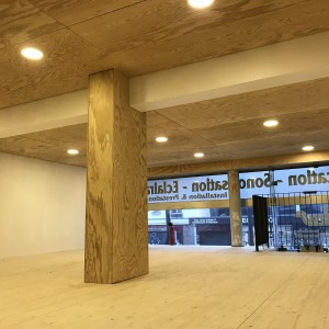 Vue de la mezzanine avec plafond bois et spots