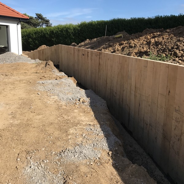 Première vue du mur de soutènement en bois massif 